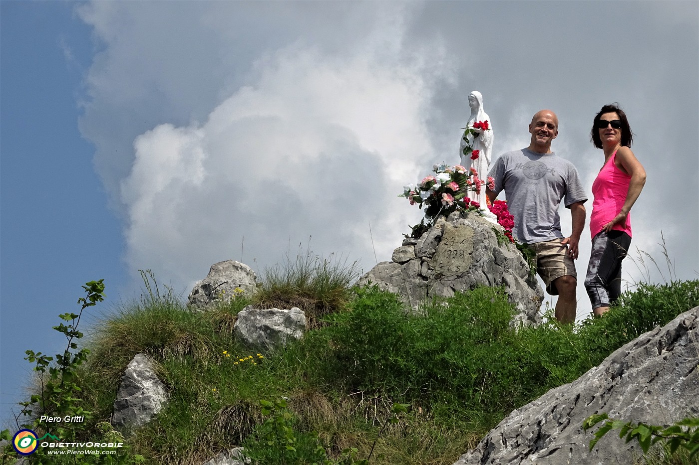 49 Dalla piccola croce lignea a ricordo...vista sulla Madonnina.JPG